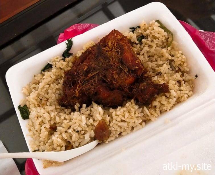 キャメロンハイランドのナイトマーケットで購入したナシゴレンカンポン